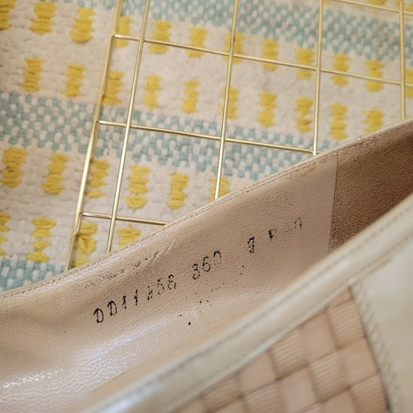 Salvatore Ferragamo Vintage Neutral Woven Shoe Heel - Picture 10 of 14